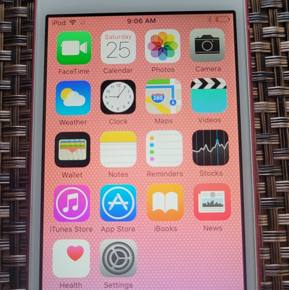 Apple ipod touch 5th generation 32 gig like new no issues or scratches nor crack